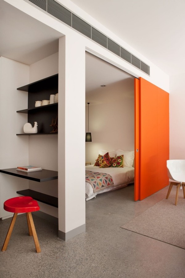 quarto design interior com economia de espaço e porta deslizante laranja área de dormir separada