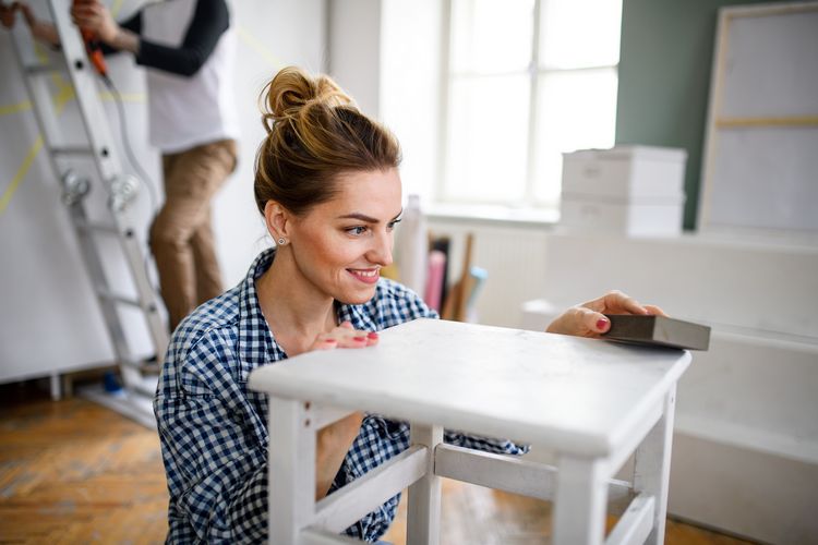 Faça novo com a velha mesa de areia e pintura