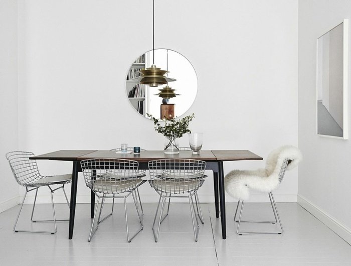 sala de jantar mesa cadeiras suspensas luminária espelho design escandinavo
