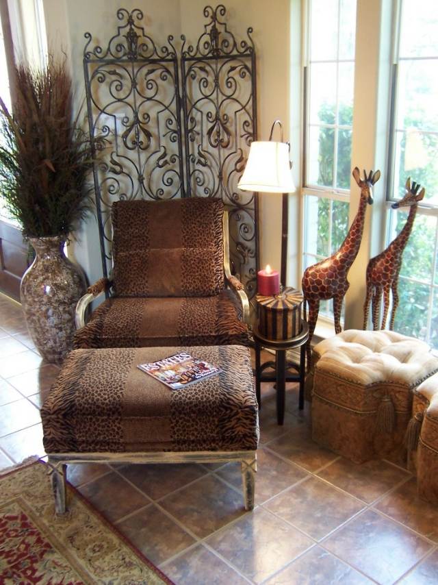 Poltrona estofada com decoração de interiores em estilo africano estátuas de girafa com estrutura de metal