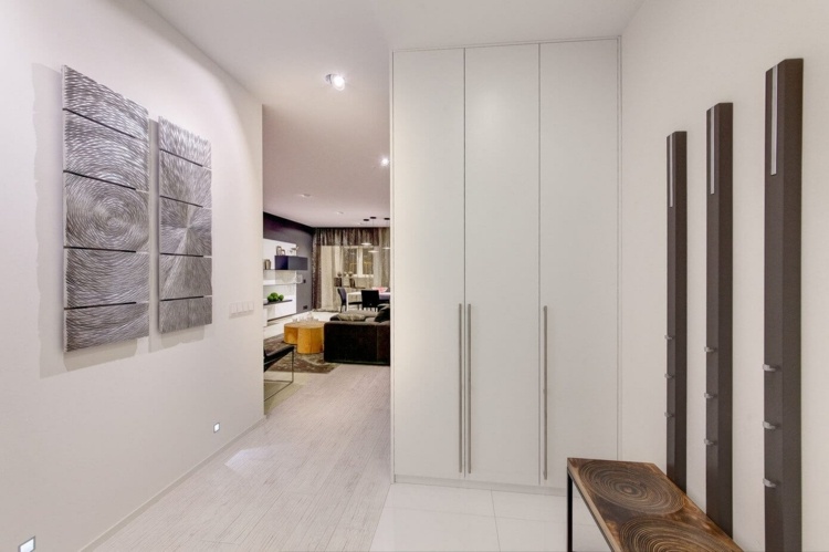 apartamento-mobília-cinza-corredor-branco-design-ideia-guarda-roupa minimalista