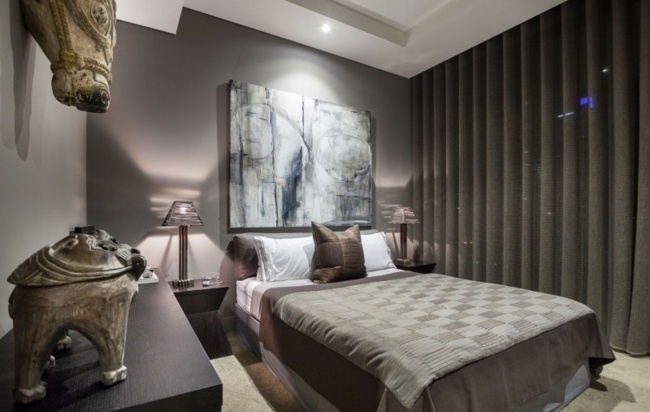 Quarto com ideias de decoração em cor pastel roxa e cama de casal