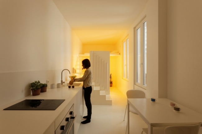 cozinha com sistema de iluminação de apartamento estúdio branco