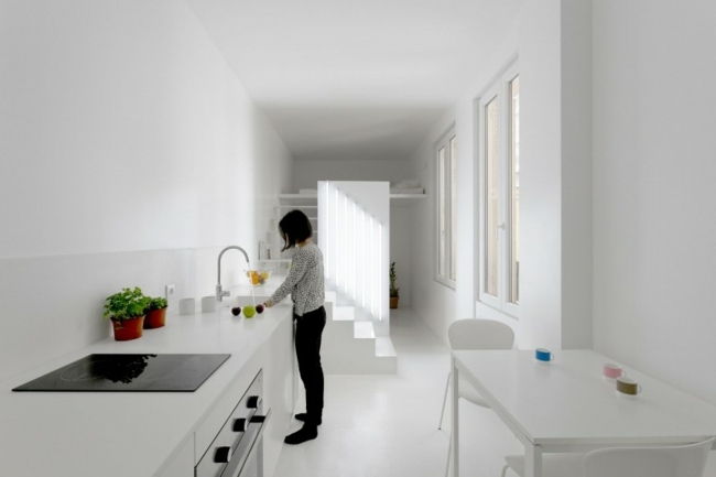 Colore paredes brancas, bloco de cozinha, eletrodomésticos embutidos