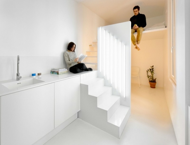 Escadas com assento plano branco minimalista