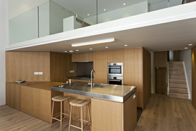 Balcão de cozinha de aço inoxidável em apartamento moderno em Londres