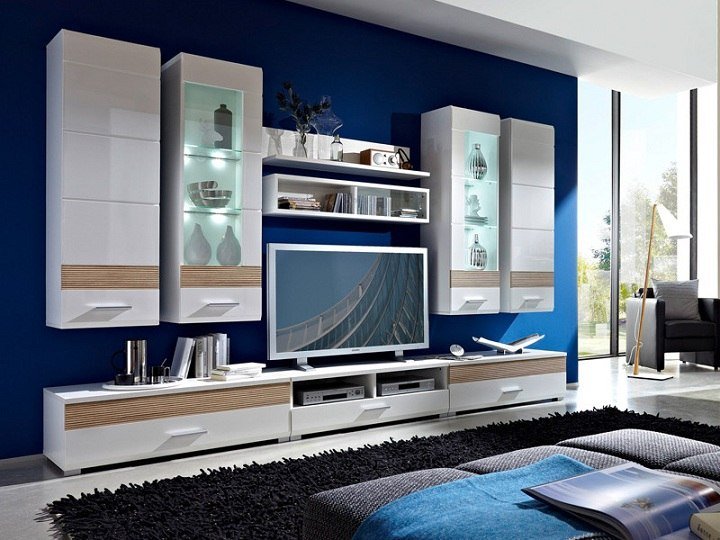 Sistema de parede moderno sala de estar com iluminação de parede azul em madeira de carvalho