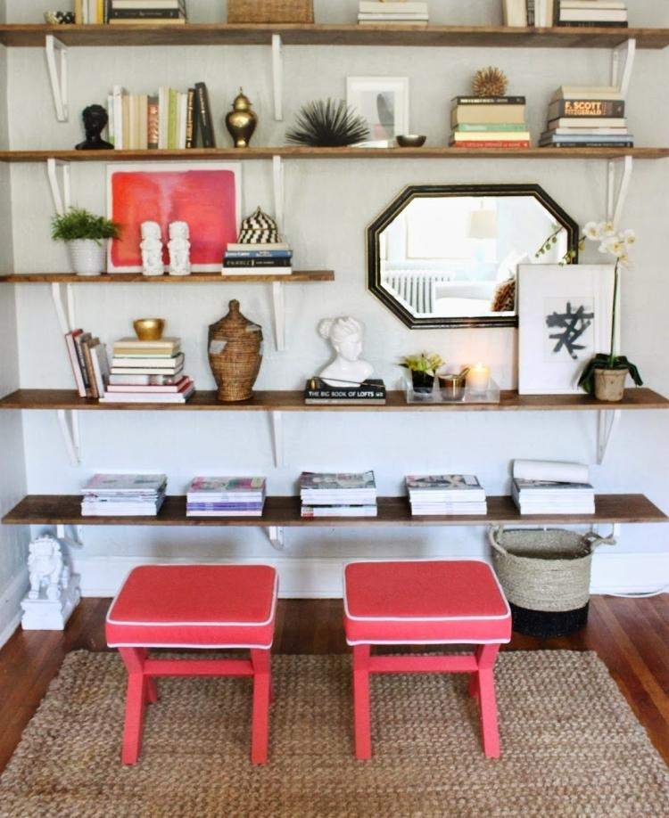 Construa sua própria unidade de parede-ideias-prateleiras-vintage-parede-prateleira-livros-banqueta-rosa