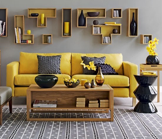 Mesa de madeira em prateleiras de sofá amarelas