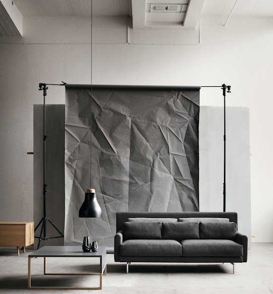 Esquema de cores cinza com design minimalista de sofá