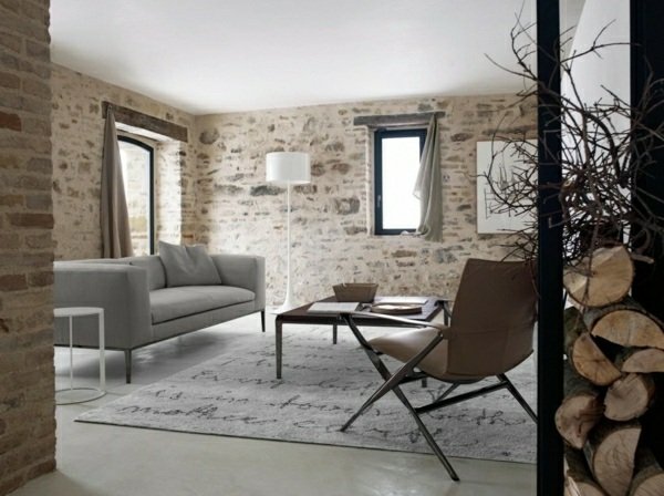 sala de estar rústica parede de pedra natural sofá cinza madeira cores claras