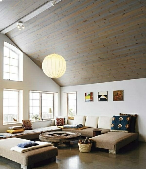 Teto de madeira da sala de estar com abajur de móveis estofados