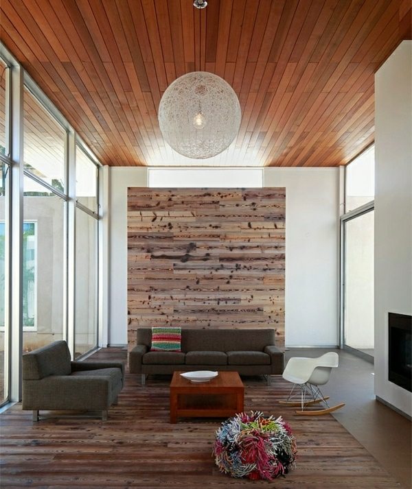 Sala de estar com paravento de madeira no teto de madeira tábuas do assoalho cinza conjunto de sofás