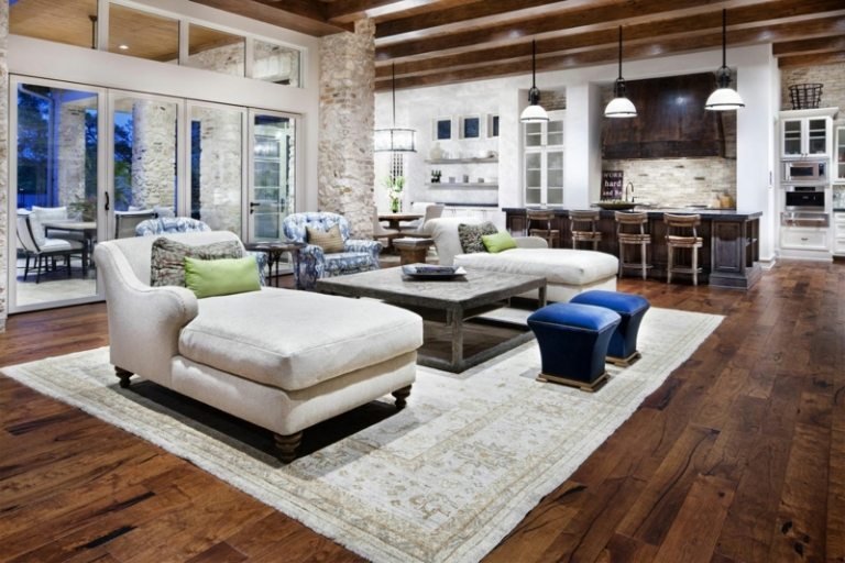 sala de estar em estilo country moderna área de estar em carpete teto com viga de madeira