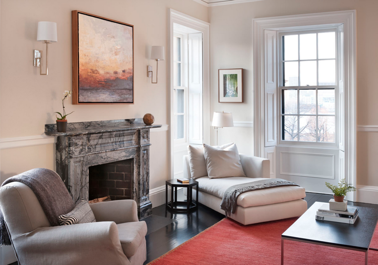 sala-sem-sofá-mármore-lareira-poltrona-chaise longue