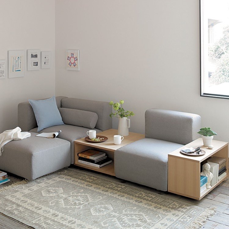 sala-sem-sofá-modular-assento-mesas laterais-espaço de armazenamento-madeira clara