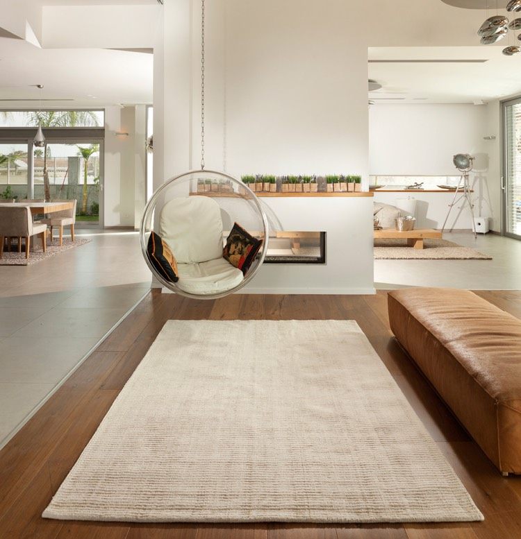 Sala de estar sem sofá-poltrona de balanço-bolha-lareira
