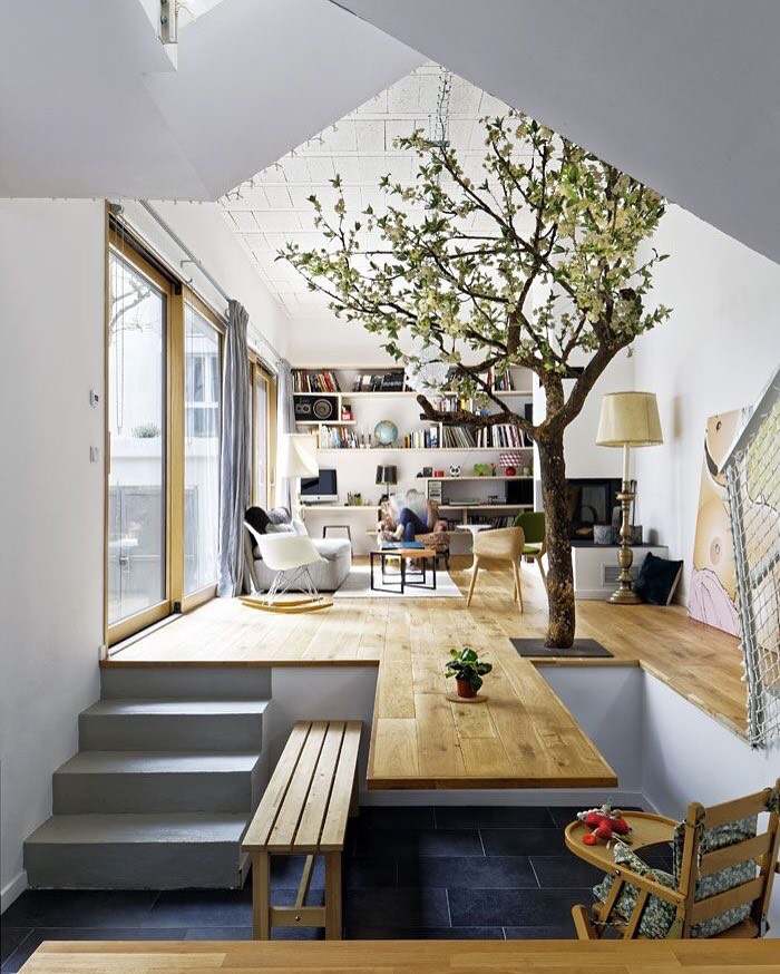 sala-sem-sofá-poltrona-cadeira-diferentes-níveis-estante de livros