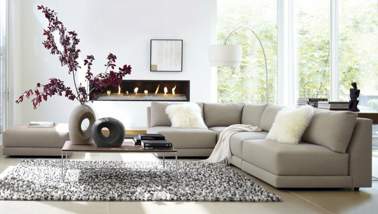 sala tapetes de canto sofá cinza vasos decoração flores