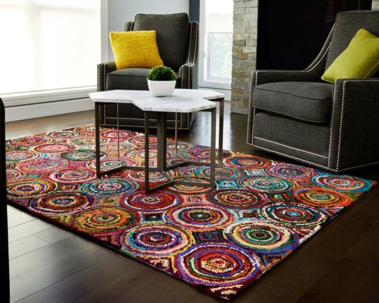 tapetes da sala de estar em cores multicoloridas, poltrona em laminado orgânico cinza