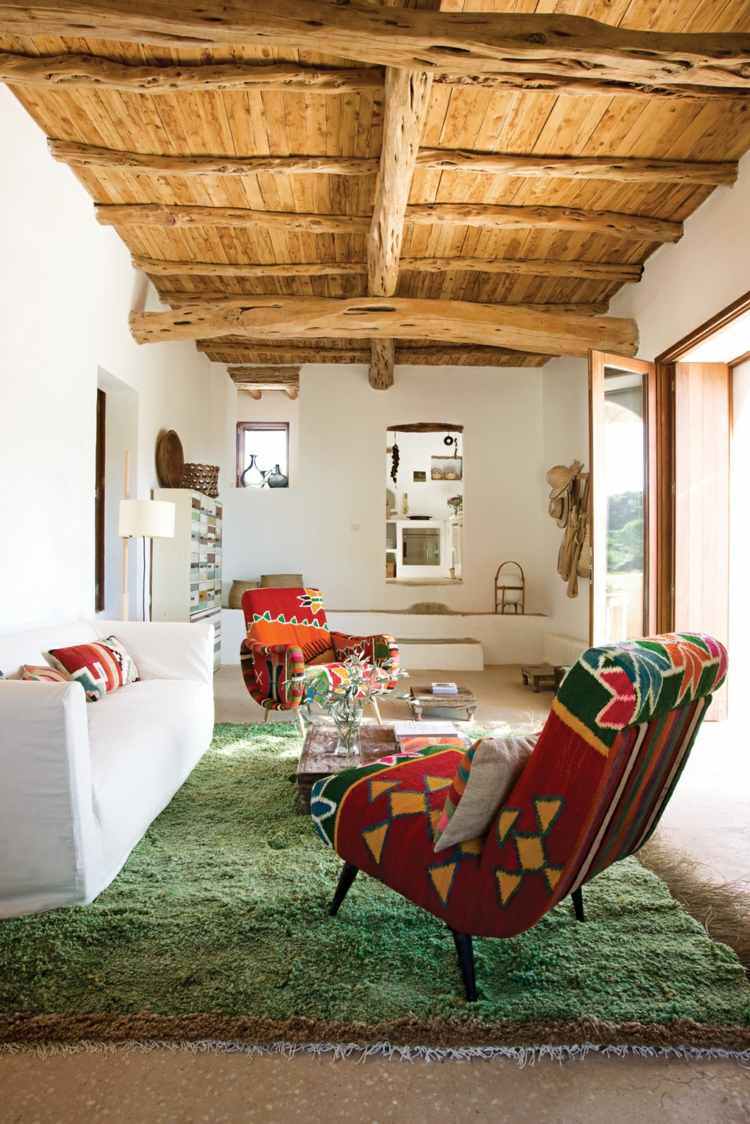 tapetes sala de estar estilo mexicano poltrona de pilha profunda verde teto de madeira