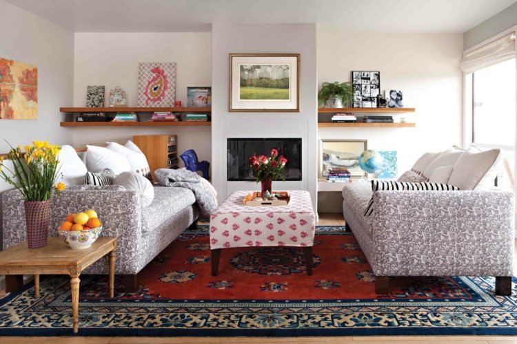 tapetes sala de estar pequena lareira persa vermelho padrão azul