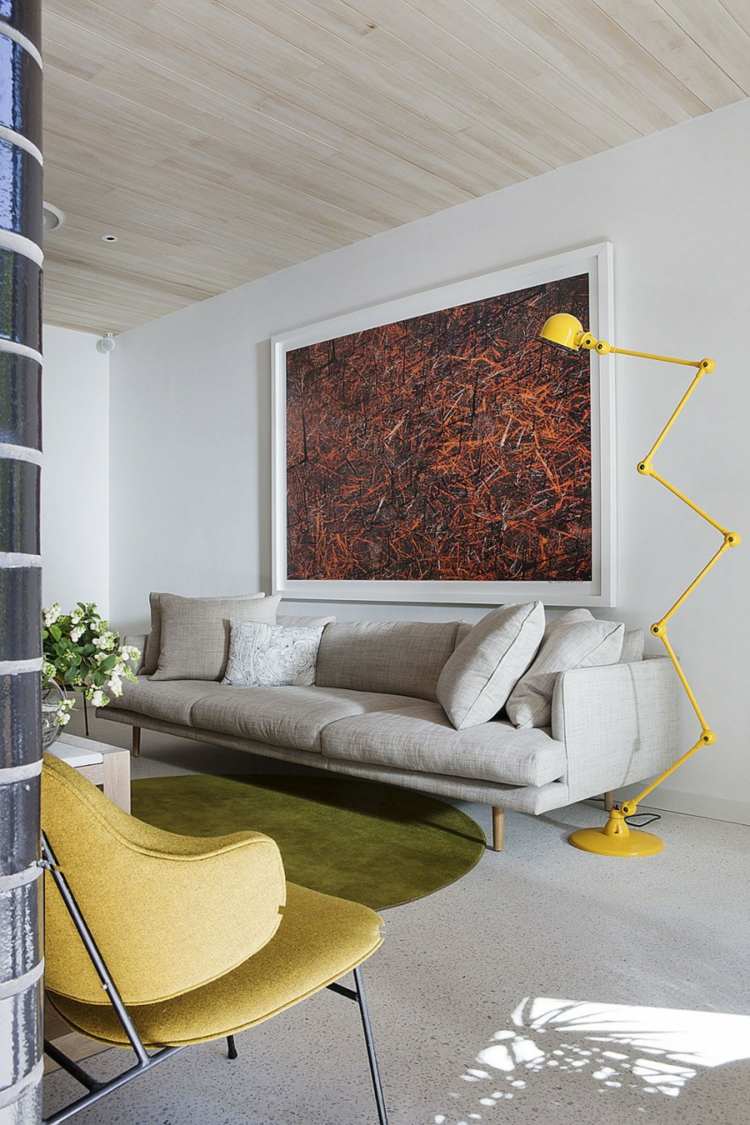 tapetes sala de estar verde redondo cinza claro sofá mural lâmpada de piso amarela industrial