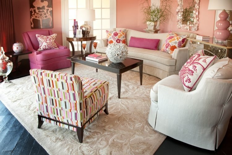 tapetes sala de estar cor creme floral sutil salmão cor da parede móveis vintage