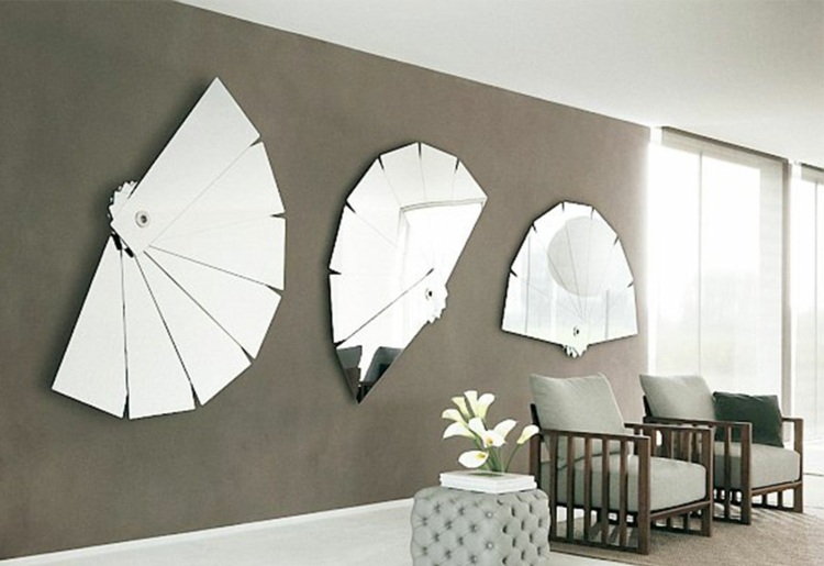 Sala de estar tipo espelho na parede marrom