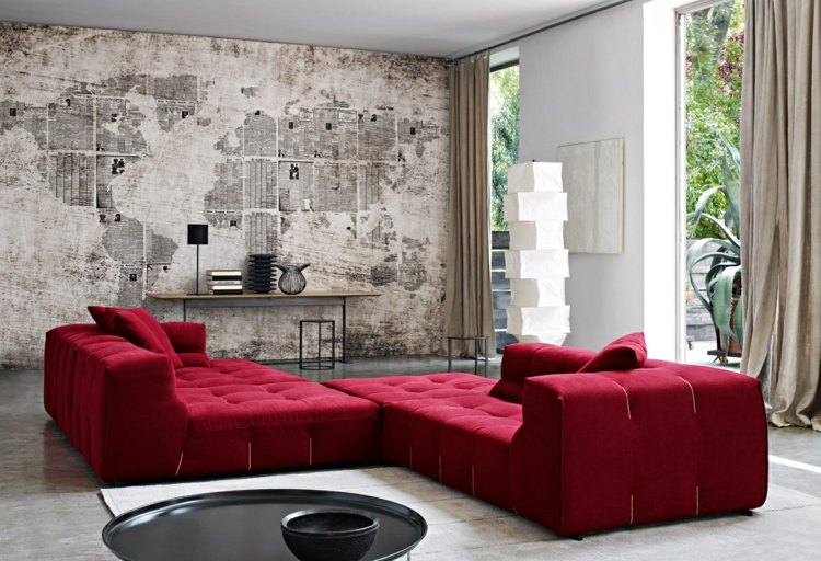 Mapa de sofá vermelho com projeto de parede de concreto