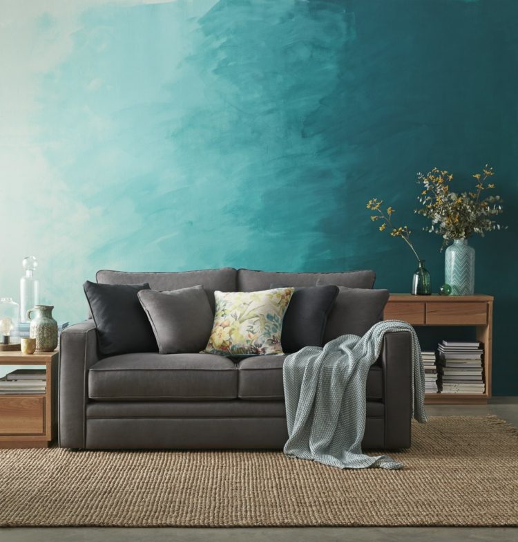 projeto da parede da sala de estar azul turquesa horizontal cinza sofá mesa lateral
