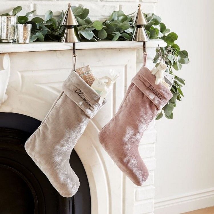 Ideias de decoração para o Natal na sala de estar Botas do Pai Natal em veludo