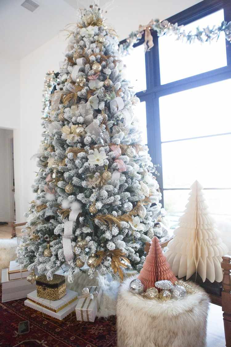 Idéias de decoração para o Natal feitas de árvores de Natal de papel na mesa de centro