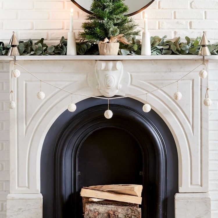 Decoração de Natal com guirlanda de feltro com pompons para a lareira