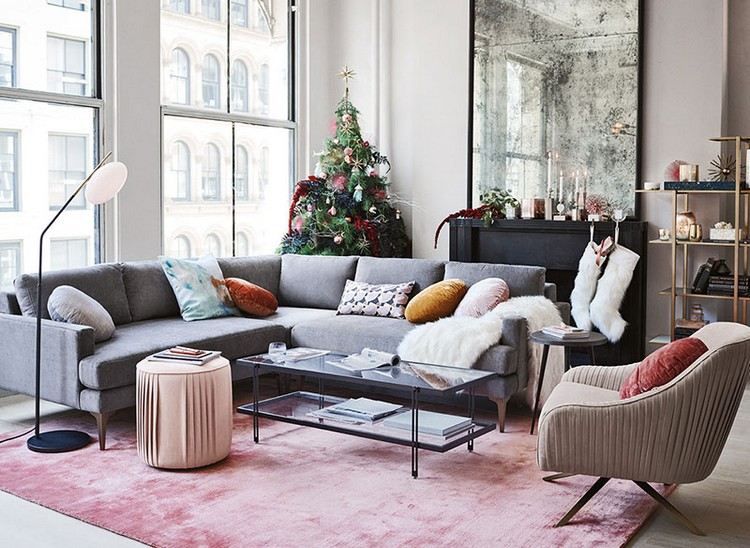 Árvore de Natal e lareira decoram a sala de estar