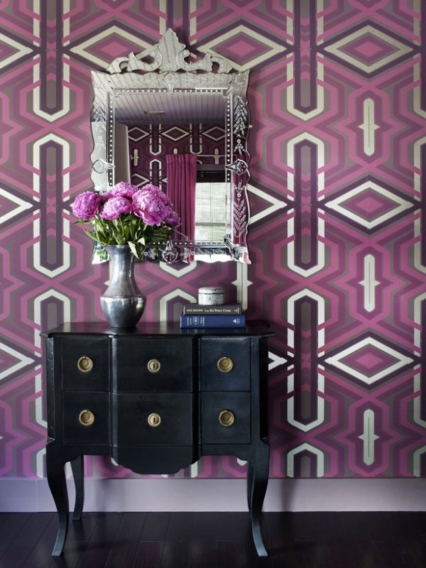 Trend-color-orchids-purple-wall-wallpaper-imaginative-pattern-ameixa-fúcsia-preto-cômoda