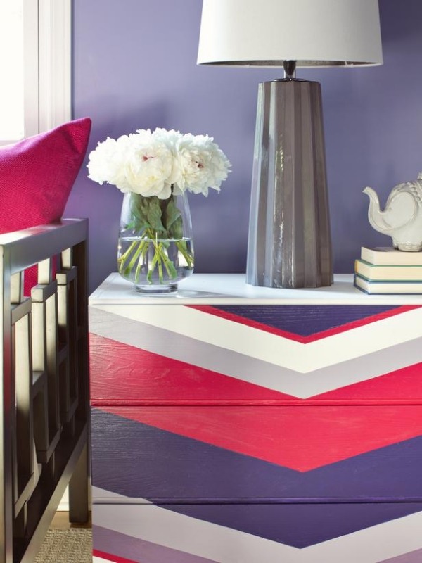 Cômoda-chevron-pattern-relaxante-violeta-saturado-rosa-design-ideias-sala de estar