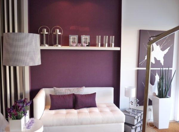 paredes-sala-design-na-cor-tendência-orquídeas-púrpura-branco-móveis