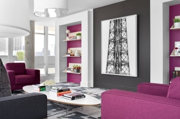 Sala de estar-design-dentro-da-tendência-cor-orquídea-roxo-saturado-rosa-moderno