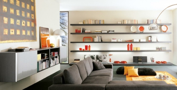 minimalista-cinza-sala-mobília-laranja-decoração-elementos