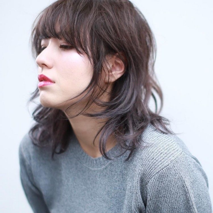Tendências de penteado Wolf Cut com franjas 2021