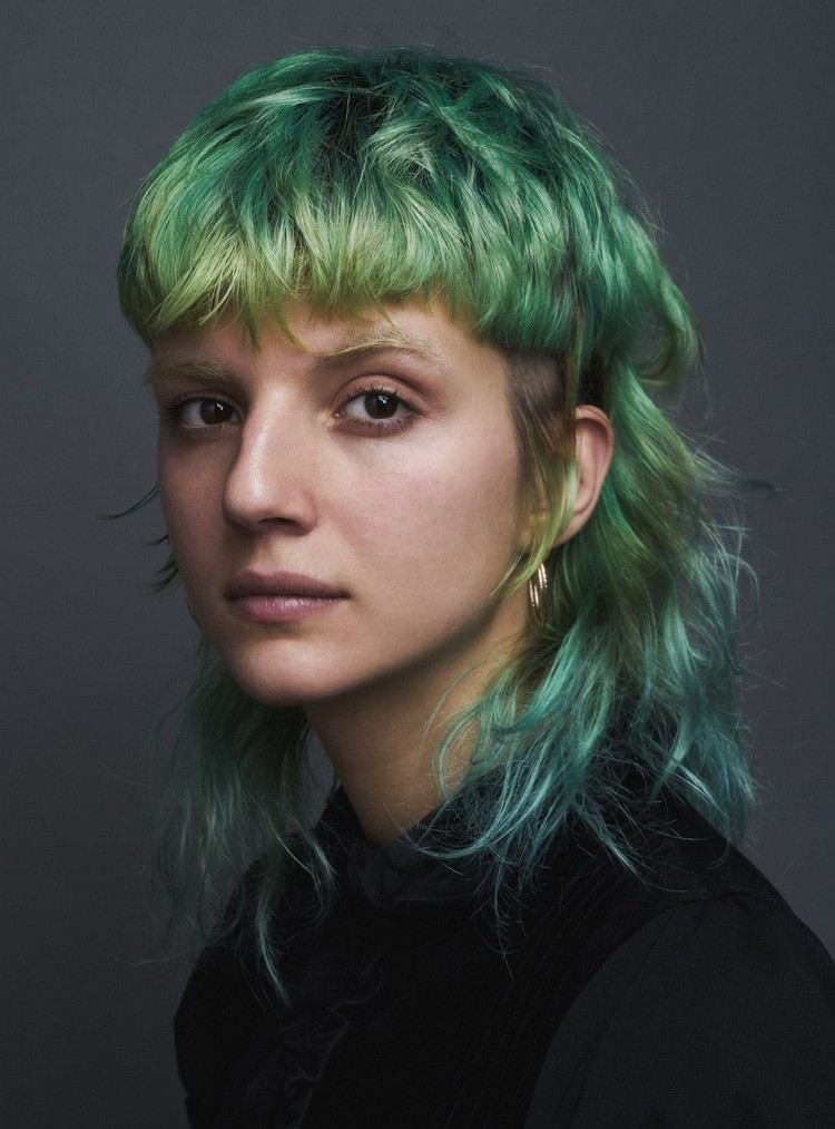 Cabelo tingido com corte de lobo verde