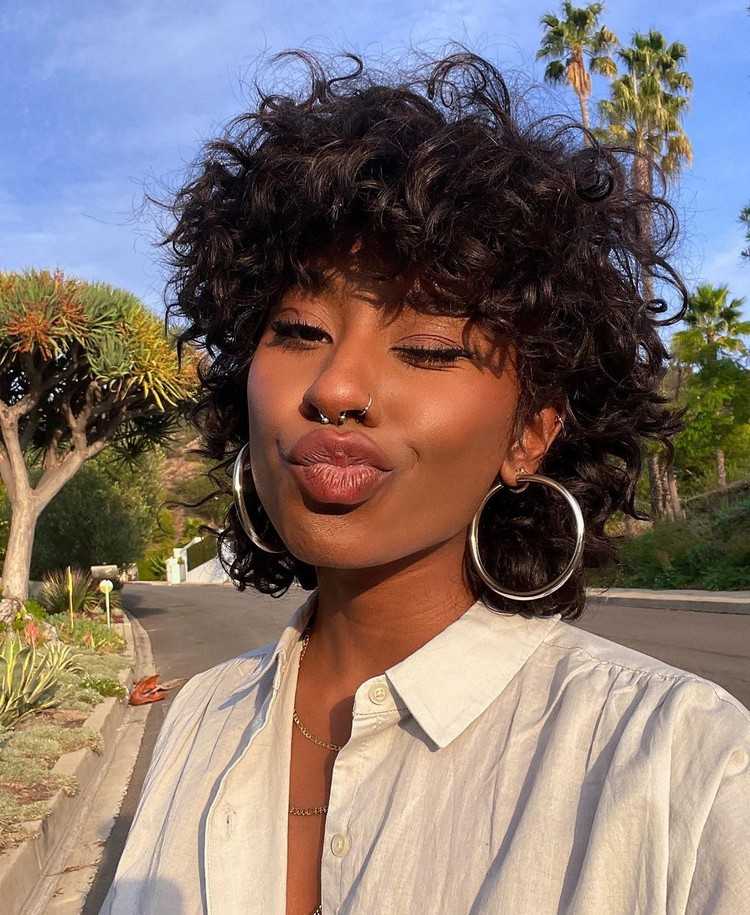 Cortes de cabelo para cabelo encaracolado Wolf Cut Hairstyle Trend
