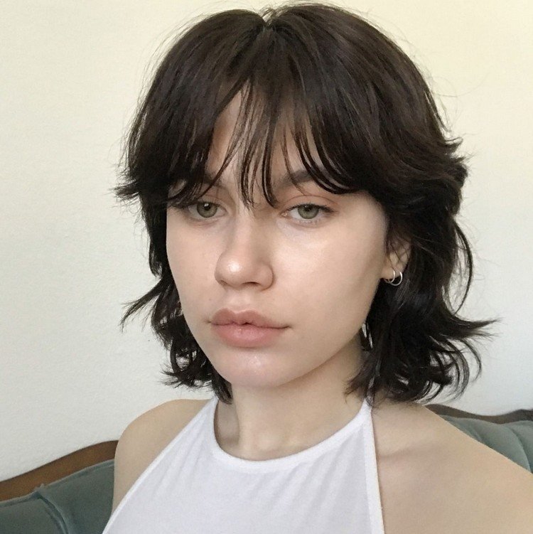 Imagens de corte de lobo penteado estilizando cabelo curto com franja