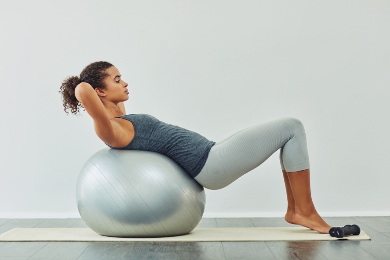 10 minutos de treinamento esportivo com seu próprio peso ficando em forma, mulher