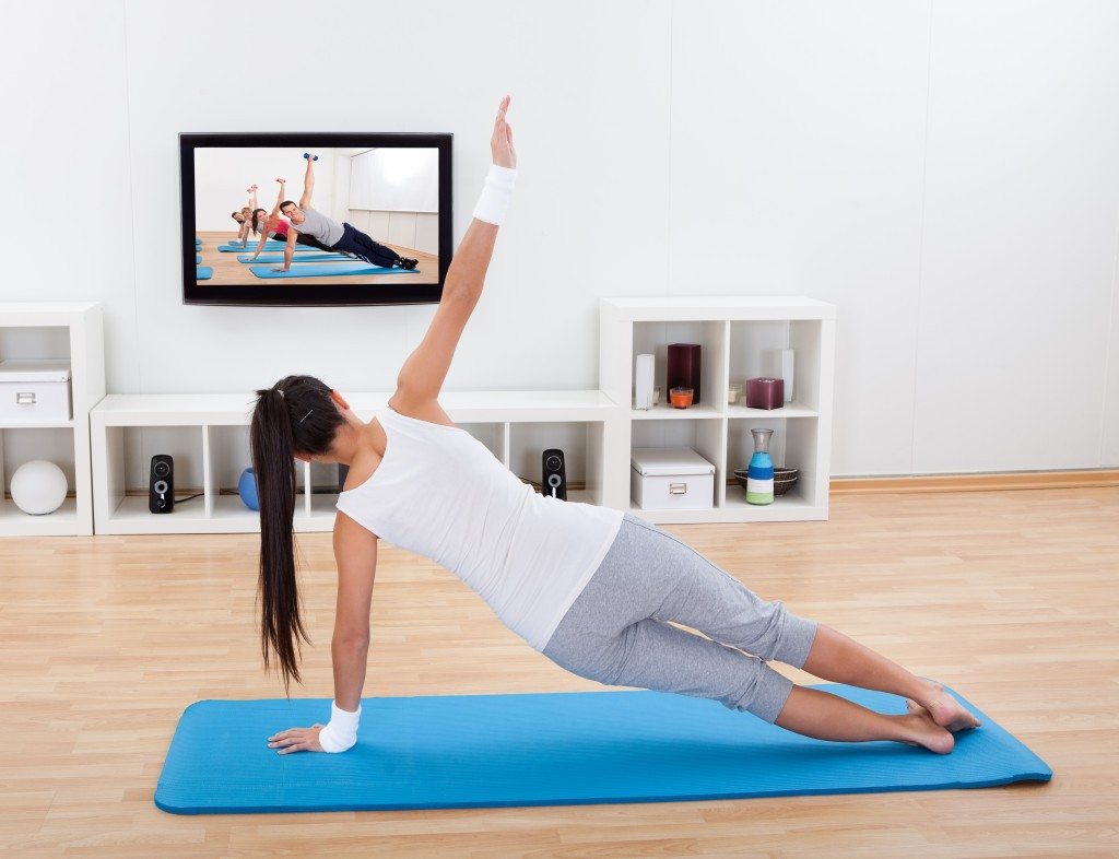 Plano de exercícios de treino em casa para mulheres e perda de gordura construção muscular