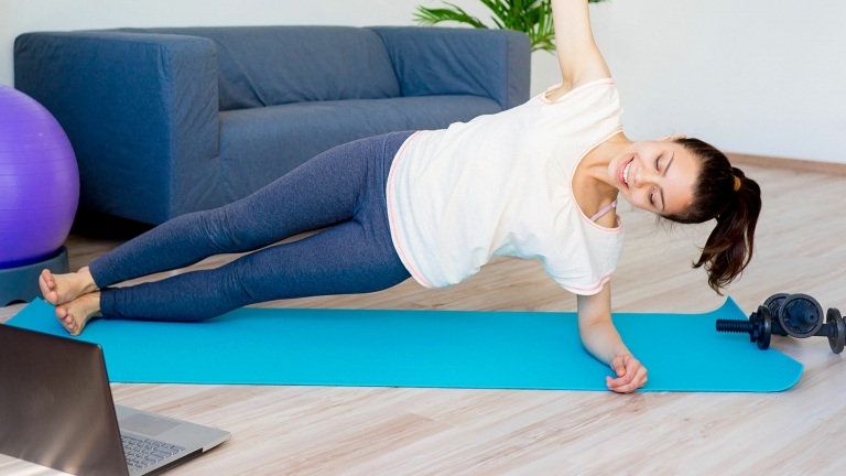 treino de força de corpo inteiro em casa plano de treino parte superior do corpo entrar em forma mulher