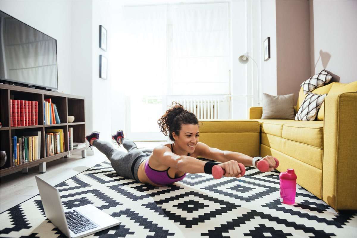 Unidades de treinamento para exercícios em casa de 10 minutos em 2 semanas Mulher em forma