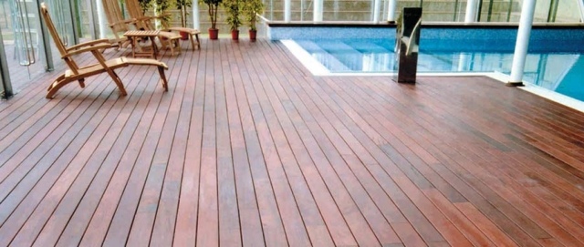 Conecte as placas WPC do deck da piscina com o sistema click