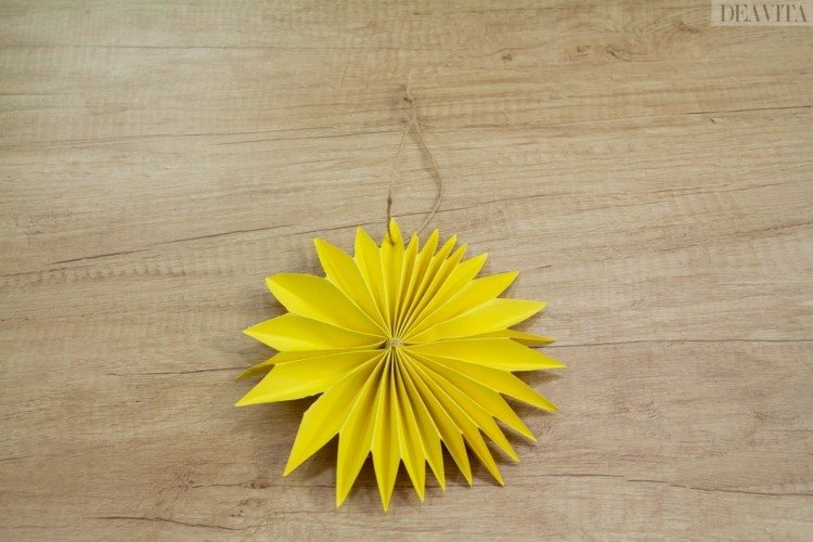 faça suas próprias decorações de natal em papel para pendurar um enfeite de árvore de natal